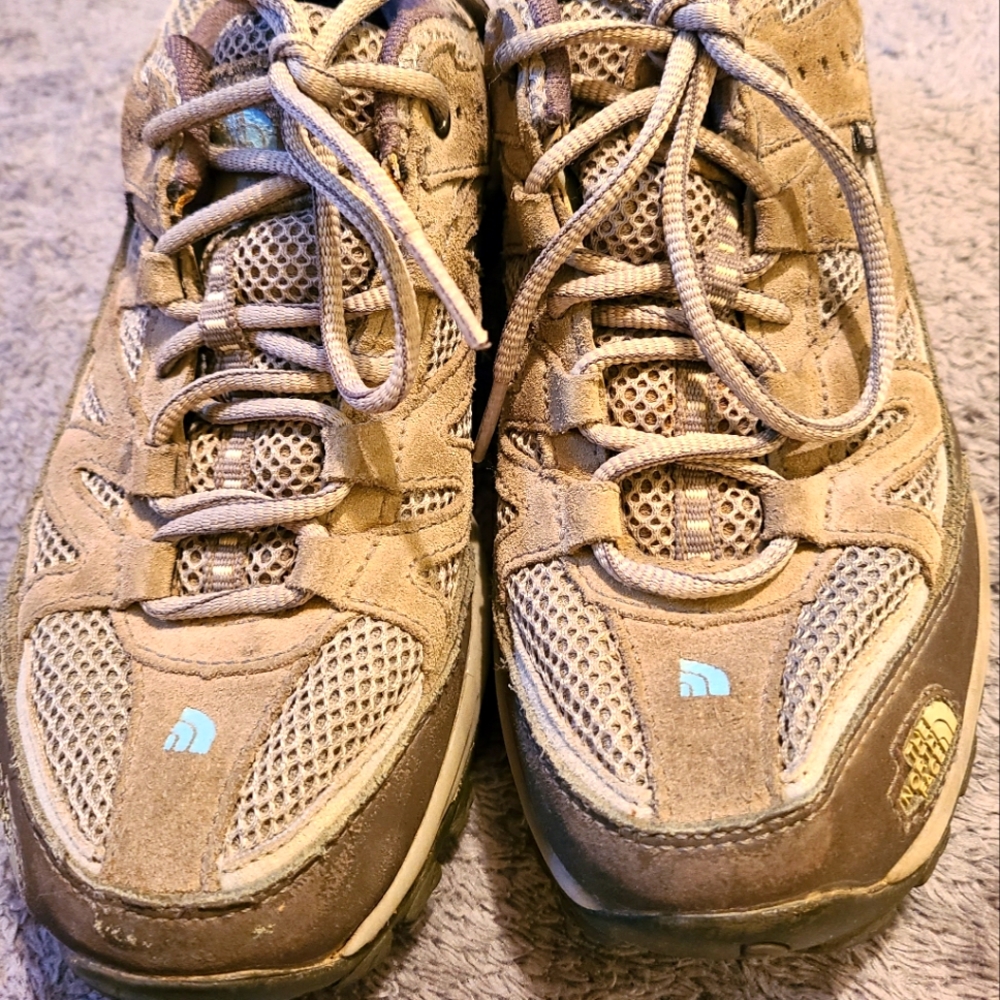 Woman's The North Face Hiking Shoes sz 6.5